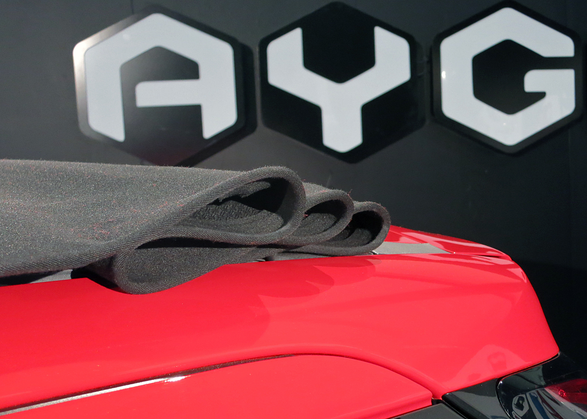 Toyota Aygo kommer i en åben version med stoffoldetag. Det er altid sort, men kan kombineres med alle udstyrsvarianterne. Den åbne version kaldes X-Wave, hvor ordet Wave hentyder til de bølger, taget danner, når det er kørt tilbage.