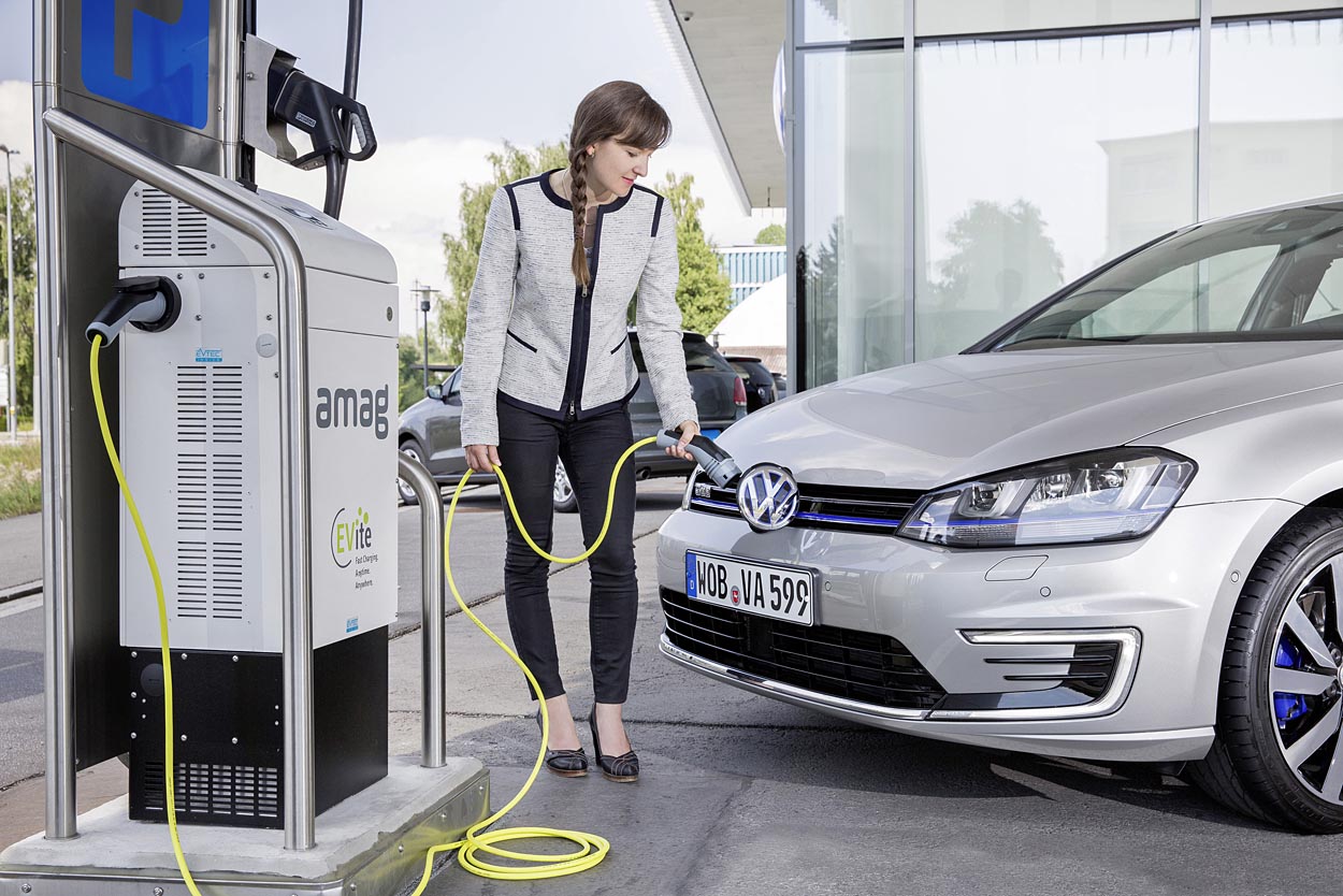 En fuld opladning varer to timer og et kvarter fra en ladestander eller hjemmelader (1x16 ampere). Fra et almindeligt stik tager det knap fire timer. Hurtigladning tilbydes ikke. Foto: VW