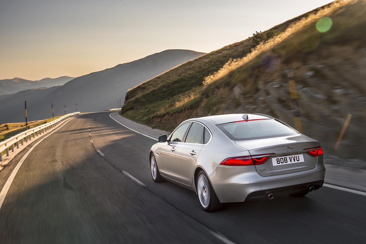 Taget giver bilen coupé-lignende linjer og skaber en meget flot afslutning bagtil. Den store Jaguar pryder bagklappen. Fotos: Jaguar