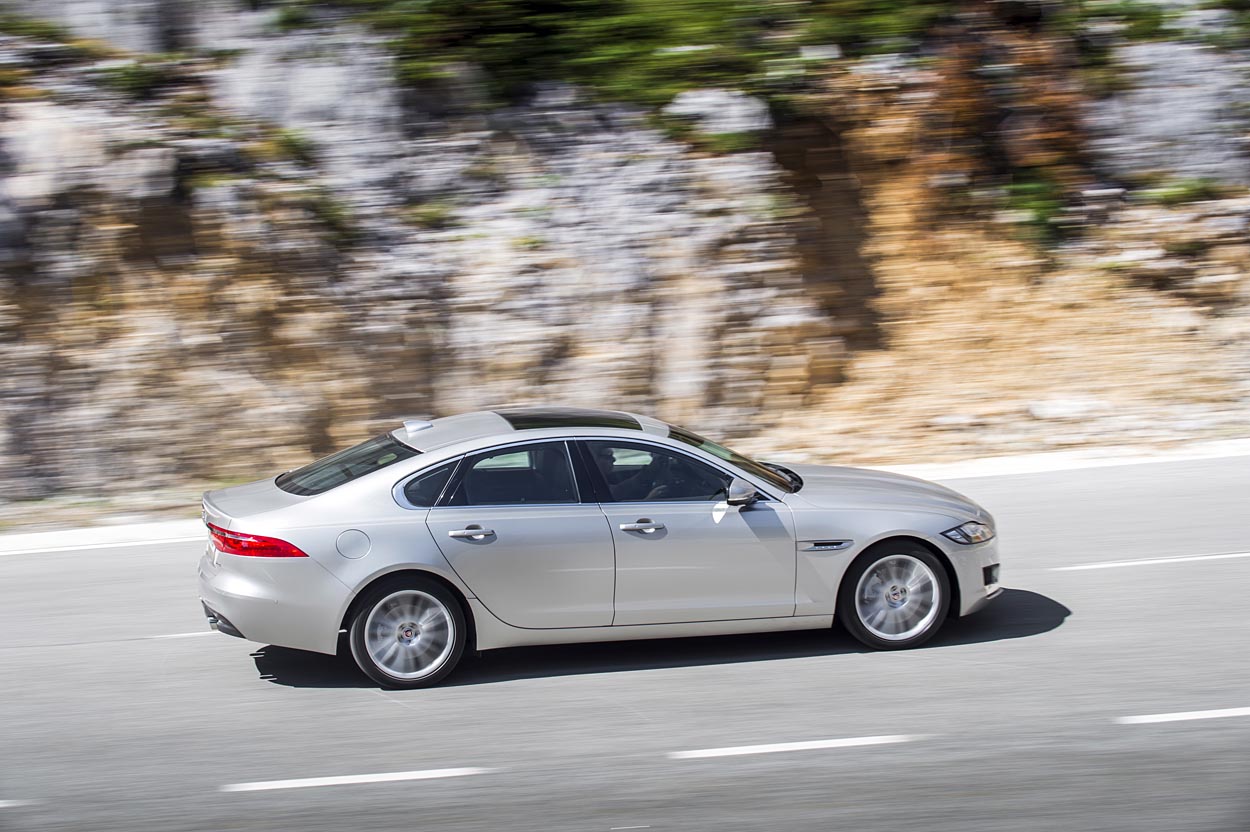 Jaguar XF er fornyet fra ende til anden. Den er bygget i aluminium og findes kun som firedørs sedan med udvendigt bagagerum.