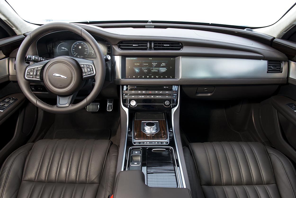 Flotte linjer kendetegner instrumentbordet i Jaguar XF. I denne version kaldet Portfolio er der lækre syninger på instrumentbordet.