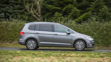 Billede af VW Touran fra siden