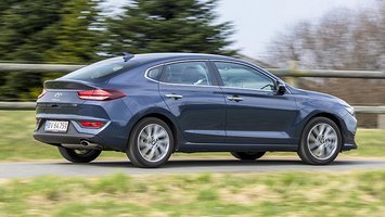 Hyundai i30 Fastback fra siden