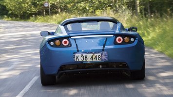 Tesla Roadster er lækker set bagfra