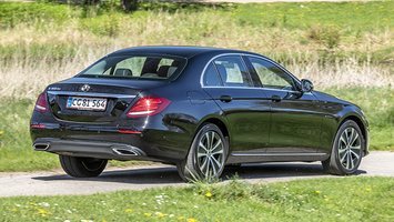 Mercedes-Benz E300de set bagfra