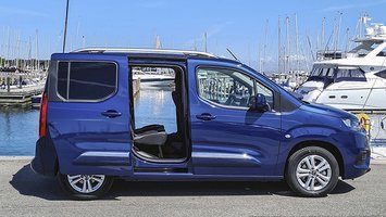 Toyota Verso fra siden