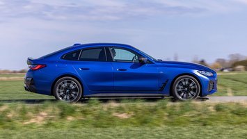 I profil kan man ikke se forskel på den elektriske og brændstofudgaverne af BMWs 4-serie.