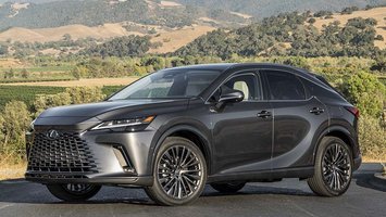 Lexus RX set fra siden