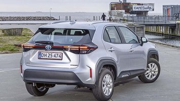 Toyota Yaris Cross set bagfra, mens den holder parkeret på Amager Strandpark
