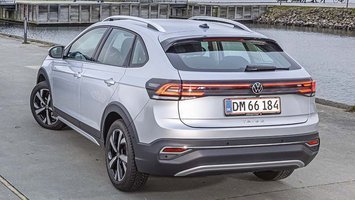 VW Taigo set bagfra, mens den holder parkeret på Amager Strandpark i gråvejr
