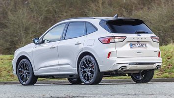 Ford Kuga holder på en landevej med træer i baggrunden