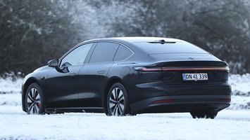 Nio ET7 set bagfra kører på vej med sne