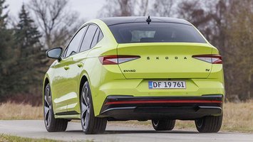 Skoda Enyaq Coupé RS set bagfra. Kører på landevej med træer i baggrunden