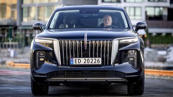 Hongqi E-HS9 set forfra