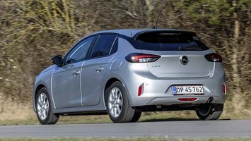 Opel Corsa set bagfra kører på landevej
