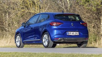En blå Renault Clio set bagfra kører på landevej