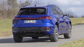 Audi Q8 e-tron set bagfra, mens den kører på landevej