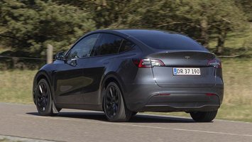 Tesla Model Y set bagfra, mens den kører på landevej