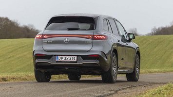 Mercedes-EQ EQS SUV set bagfra, mens den kører på en landevej