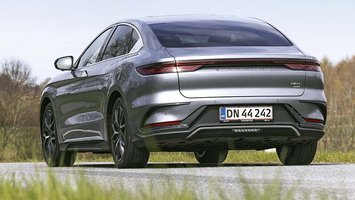 Elbilen BYD Han set bagfra, mens den kører på en landevej