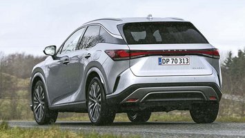 Lexus RX set bagfra, mens den holder på en landevej