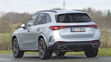Mercedes GLC plugin-hybrid set bagfra, mens den holder på en landevej