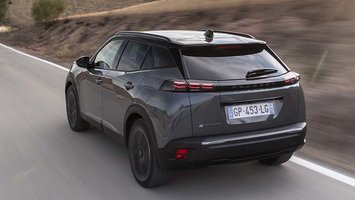 Peugeot E-2008 set bagfra, mens den kører på landevej