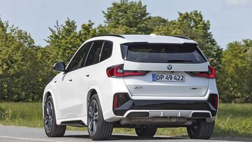 BMW X1 set bagfra, mens den holder på en landevej