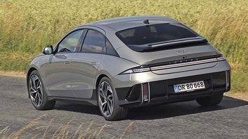 Hyundai Ioniq 6 set bagfra, mens den kører på en landevej