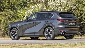 En koksgrå Mazda CX-60 set bagfra