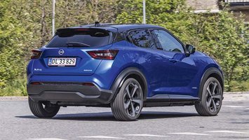 Nissan Juke set bagfra, mens den kører på en vej