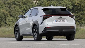 Elbilen Toyota bZ4X set bagfra, mens den kører på landevej