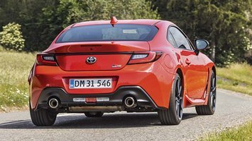 Rød Toyota GR86 set bagfra