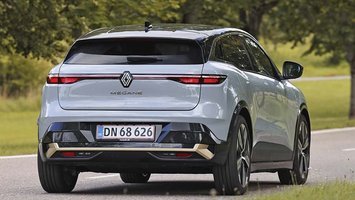 Renault Megane E-Tech st bagfra, mens den kører på landevej.
