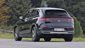 Mercedes EQE SUV set bagfra, mens den kører på landevej.