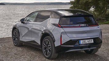 En Zeekr X set bagfra, mens den holder parkeret ved en sø.