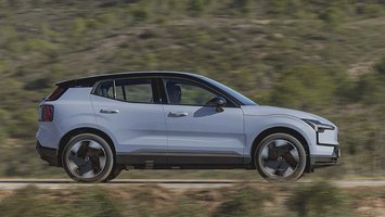 Volvo EX30 set fra siden, mens den kører på en vej.