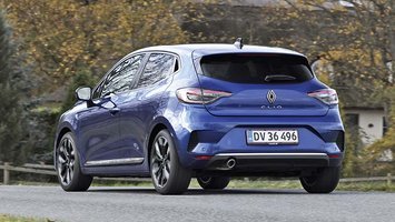 Blå Renault Clio set bagfra, mens den holder foran bondegård