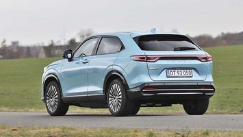Elbilen Honda e:NY1 set bagfra, mens den kører på en landevej