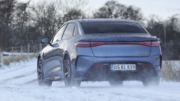 BYD Seal set bagfra, mens den kører på en snedækket landevej