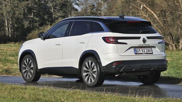 En hvid Renault Austral set bagfra, mens den kører på en våd vej