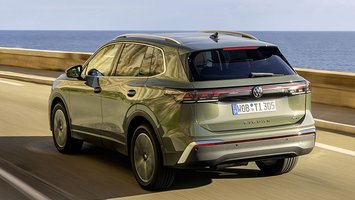 VW Tiguan kører langs havet set bagfra