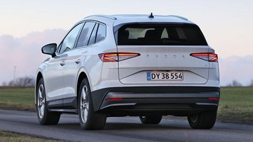 Skoda Enyaq set bagfra, mens den kører på en landevej i tusmørke