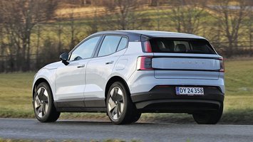 En Volvo EX30 set bagfra kører på en landevej