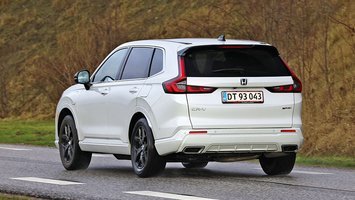 Hvid Honda CR-V set bagfra, mens den kører på landevej