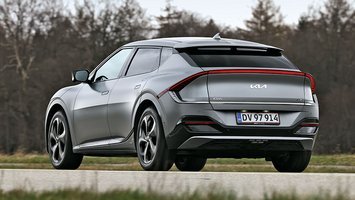 Kia EV6 elbil set bagfra, mens den kører på en vej