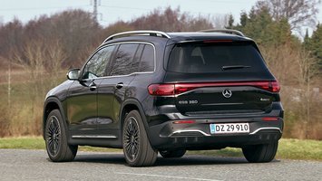 Sort Mercedes EQB set bagfra, mens den kører på landevej