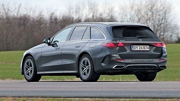 Mercedes E300 set bagfra, mens den kører på en landevej