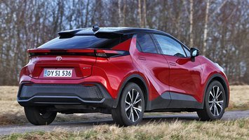 Rød Toyota C-HR set bagfra på landevej