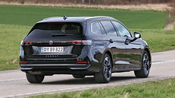 Sort VW Passat set bagfra, mens den kører på en vej